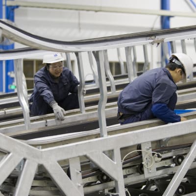 Tillverkning av rulltrappor vid Kones fabrik i Kina