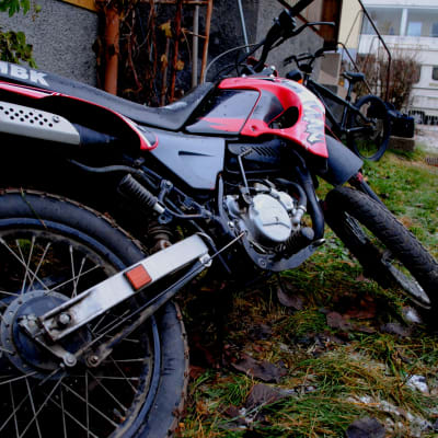 En moped lutar mot väggen