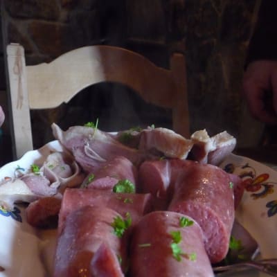 Hemlagad korv fanns att köpa i Gamlastovo Gårdsrestaurant, Fykse