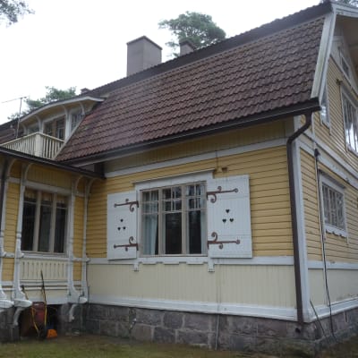 I den här villan finns Bromarf filialbibliotek. Staden Raseborg vill sälja huset och ortsborna är rädda för att bibban försvinner.