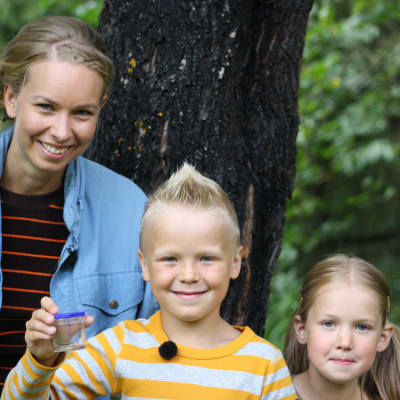 Hanna Enlund tillsammans med barnen Alex och Linn.