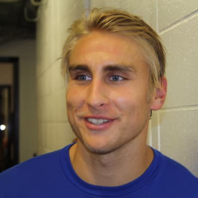 Valtteri Filppula hymyilee haastattelussa pukukopin käytävällä.