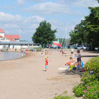Knipans strand i Ekenäs en vacker dag i juli.