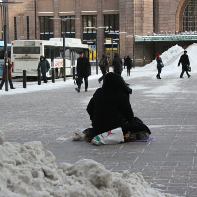 tiggare utanför järnväggstationen i Helsingfors