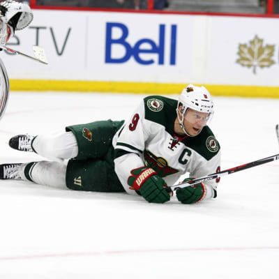Mikko Koivu kaatuneena jään pintaan NHL-ottelussa.