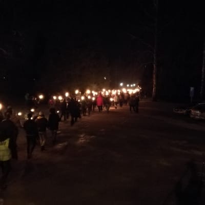 Ytterhögerns 612-fackeltåg marscherade till Sandudds begravningsplats för att lägga ner ljus på gravarna.