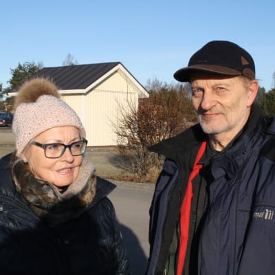 Rita Pihlgren-Haaparanta står utanför hålsovårdscentralen i Närpes tillsammans med sin man Hannu Haaparanta.