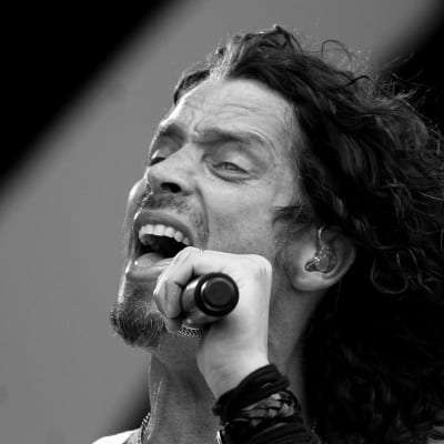Personporträtt av sångaren Chris Cornell med en mikrofon i handen.