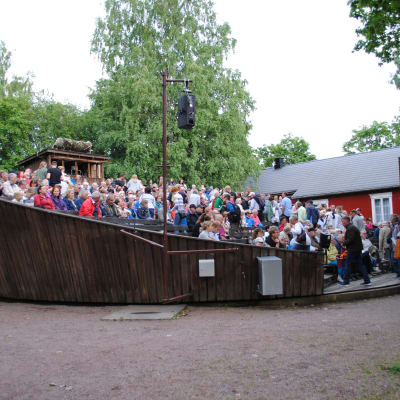 Vridläktare fylld med folk