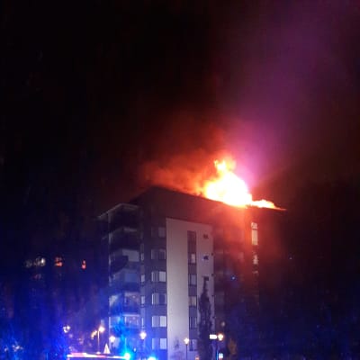 Det brinner högst upp i ett åtta våningar högt hus i Sunnanvik, Vasa.