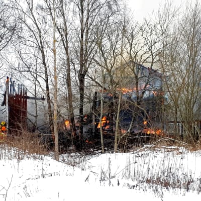 Uthus brinner i Raunistula.