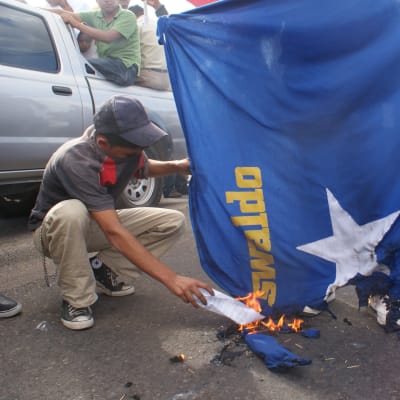 Honduranerna protesterar mot diktatur