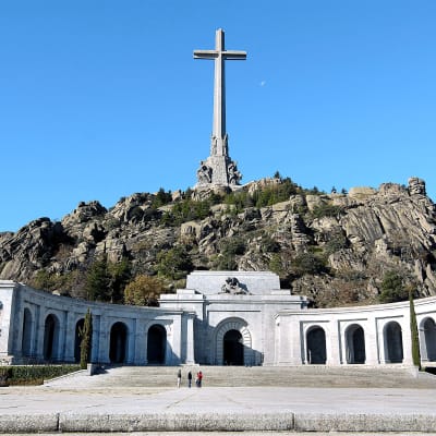 Mausoleet i De stupades dal vid ett berg med ett enormt kors.