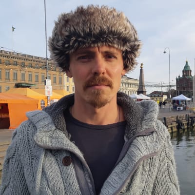 Jasper Pääkkönen karvalakkipäässään.