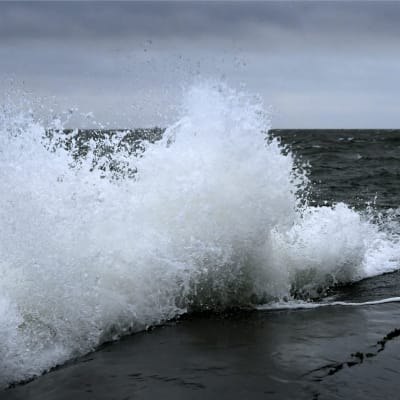 Stormigt hav vid Ugnsholmen, Helsingfors 3.1.2020
