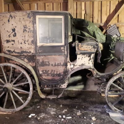 Vanhat hevosvaunut rapistuvat Kyminlinnan entisen varuskunnan varastossa.