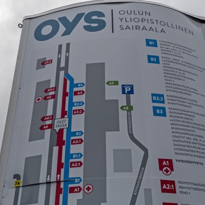 Oulun yliopistolllisen sairaalan opastetaulu ulkona.