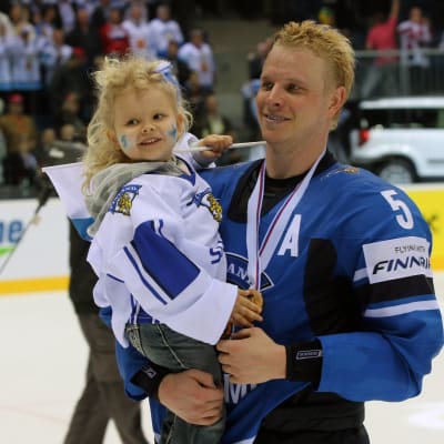 Lasse Kukkonen med sin dotter i famnen efter VM-guldet 2011.