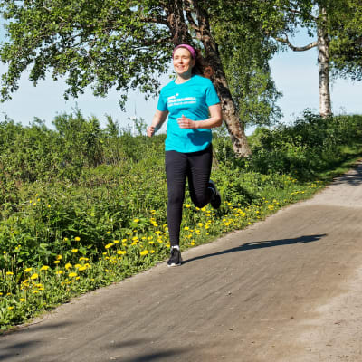 Nainen juoksee keseisellä lenkkipolulla