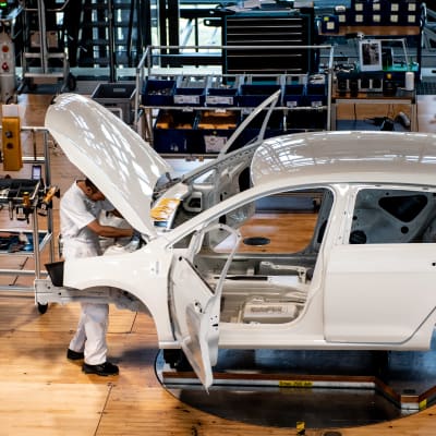 En bil byggs vid en Volkswagen-fabrik i Tyskland.