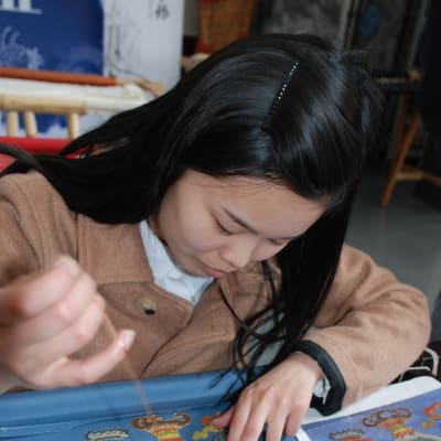 En av Jiangs mest talangfulla elever kan redan producera broderingar av hög klass. Jiang hoppas att eleven ska fortsätta att brodera också efter att hon har tagit examen.