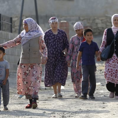 En grupp barn och kvinnor flyr undan strider mellan Kirgizistan och Tadzjikistan i distriktet Batken