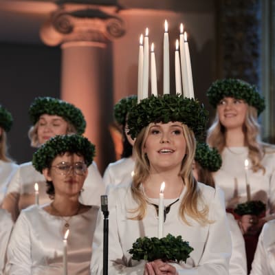 Lucia och luciakören uppträder.