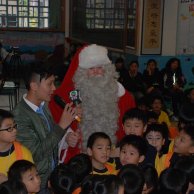 Finsk julgubbe besöker barn i en skola i Malaysia.