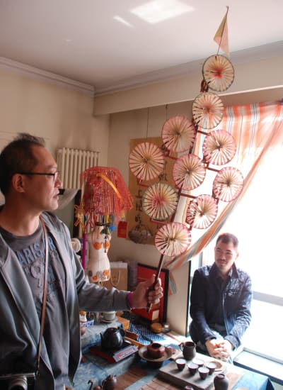 Liu Hao-er visar upp en vindsnurra som han kom över i en by i centrala Kina. Tillverkningen av traditionella vindsnurror är en av de många formerna av folkkulturen.
