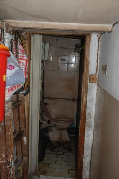 Den enda wc:n och duschen är ofta i olag. Hyresgästerna måste då använda en allmän toalett som ligger ett par hundra meter från deras hus.