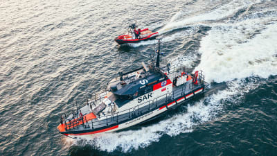 två sjöräddningsbåtar på soligt hav