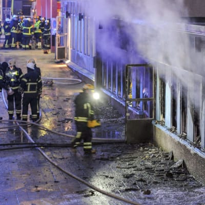 Fem personer skadades då det började brinna inne i en moské i Eskilstuna den 25 december 2014.