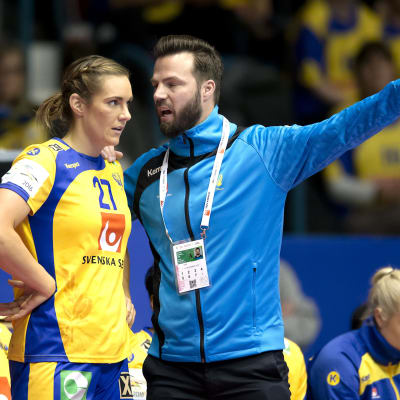 Handbollsspelaren Sabina Jacobsen får råd av tränaren Henrik Signell.