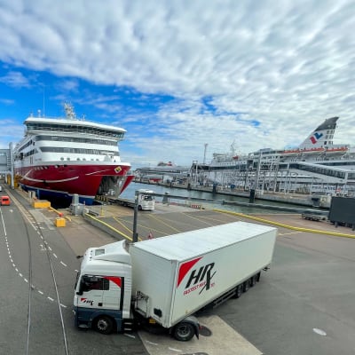 En lastbil i förgrunden har precis lämnat Viking Lines fartyg i hamnen. I bakgrunden Tallinks fartyg.