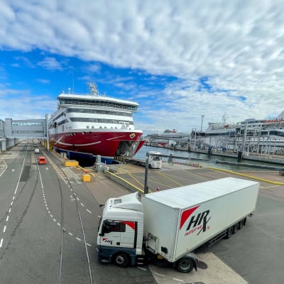 En lastbil i förgrunden har precis lämnat Viking Lines fartyg i hamnen. I bakgrunden Tallinks fartyg.
