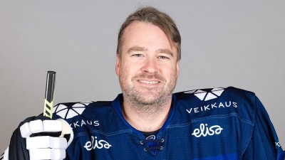 Staffan Kosk, på Ishockeyförbundet, med hockeyutrustning på