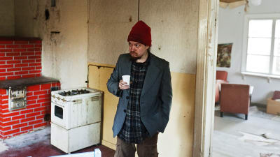 Sampsa Oinaala ostamassaan Lehtolan tilan rintamamiestalossa Valtimon Rasimäen kylässä.