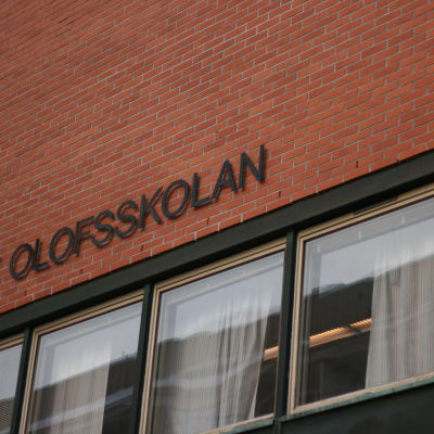 S:t Olofsskolans lärarrum med texten St Olofsskolan skrivet på väggen ovanför.