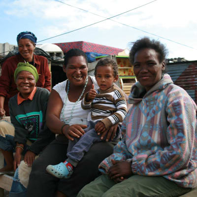 Invånarna i Kuku Town väntar med iver på sina nya hus.