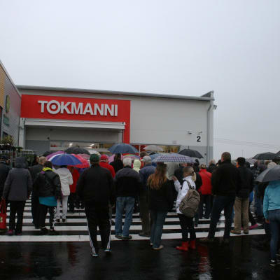 Människor köar utanför Tokmanni i Lovisa.