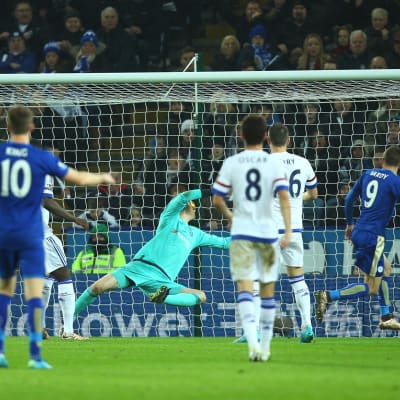 Jamie vardy gör 1-0 till Leicester som besegrar Chelsea med 2-1.