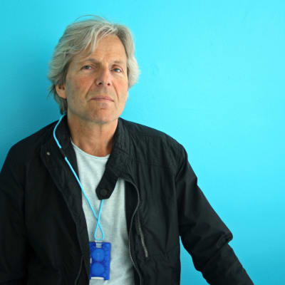 filosof hannes nykänen mot en blå vägg