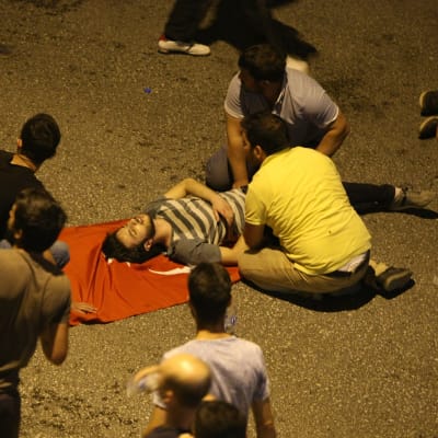 Människor samlas omkring en sårad man i Ankara.