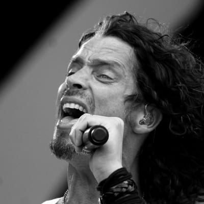 Personporträtt av sångaren Chris Cornell med en mikrofon i handen.