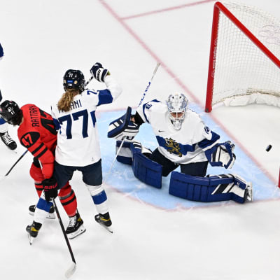 Kanada gör mål mot Finland.