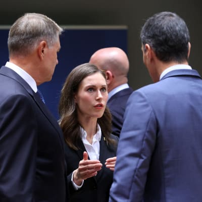 Sanna Marin keskustelee Romanian presidentin ja Espanjan pääministerin kanssa. 