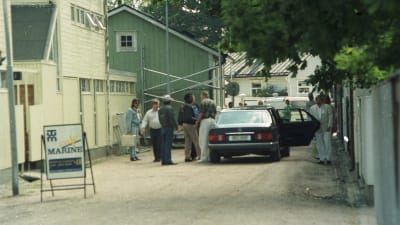 Chuck Berry anländer till Ekenäs 1990. Promotorn Steve Sjöholm längst till höger.