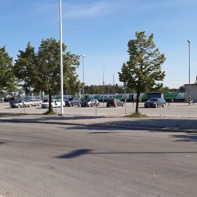Området kring tågstationen i Seinäjoki, med bilparkeringsplats framför. 