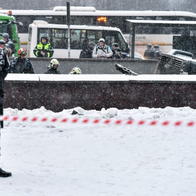 Polisen övervakar gångtunneln medan räddningspersonal arbetar intill olycksbussen. Moskva 25.12.2017.