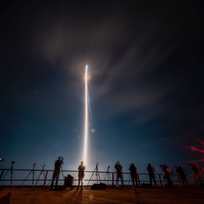 Fotografer har placerat sig på hög höjd för att se när rakteen sköts iväg.
